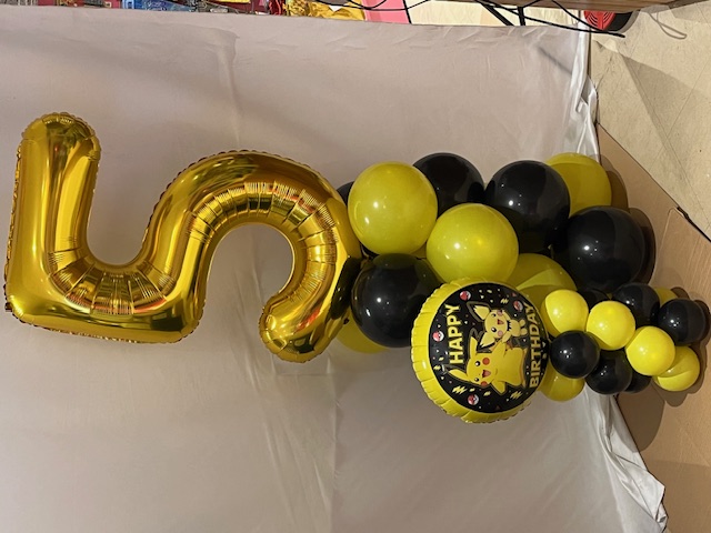Gold number 5 with a yellow and black balloon base